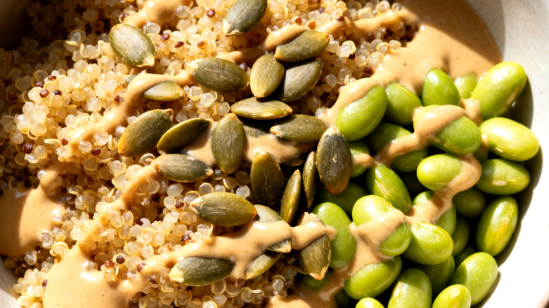 Amaranth-Quinoa-Bowl mit Kürbiskernen, Edamame und Tahin-Dressing"
