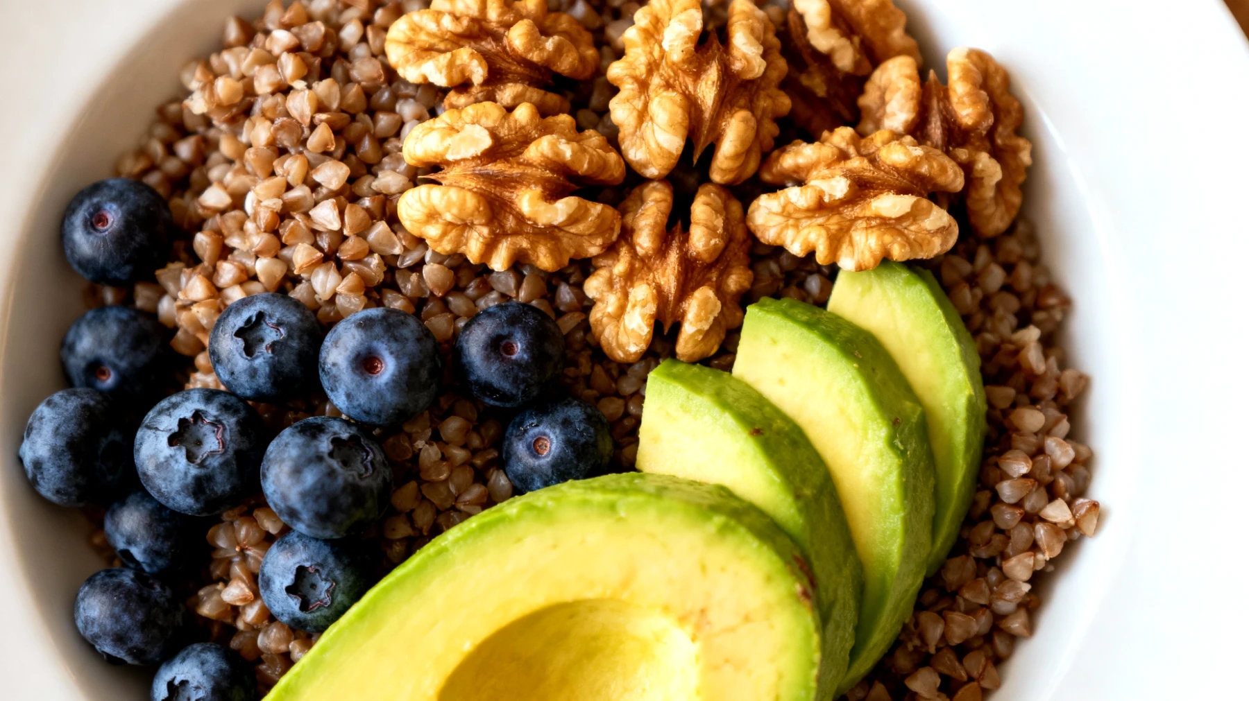 Buchweizen-Bowl mit Walnüssen, Blaubeeren und Avocado"