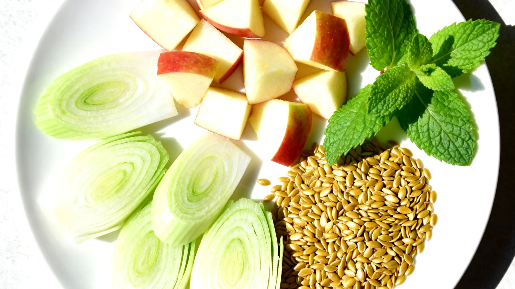 Fenchel-Apfel-Salat mit Leinsamen und Minze"