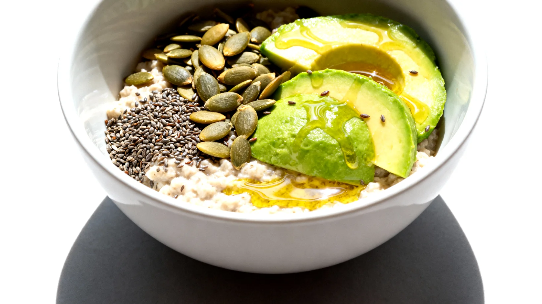 Hanfsamen-Avocado-Bowl mit Kürbiskernen und Leinsamenöl"