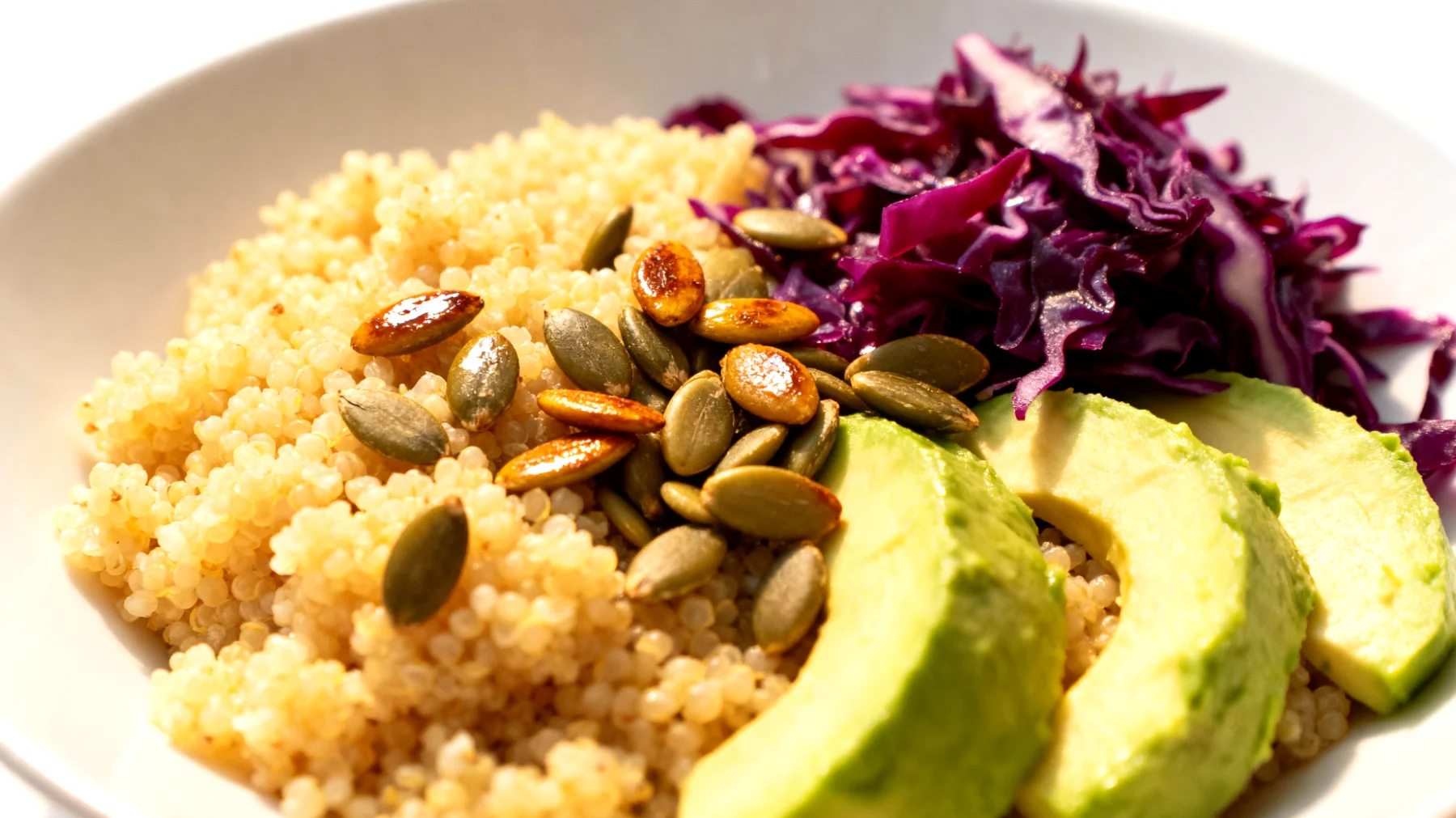 Hirsesalat mit Kürbiskernen, Avocado und fermentiertem Rotkohl"
