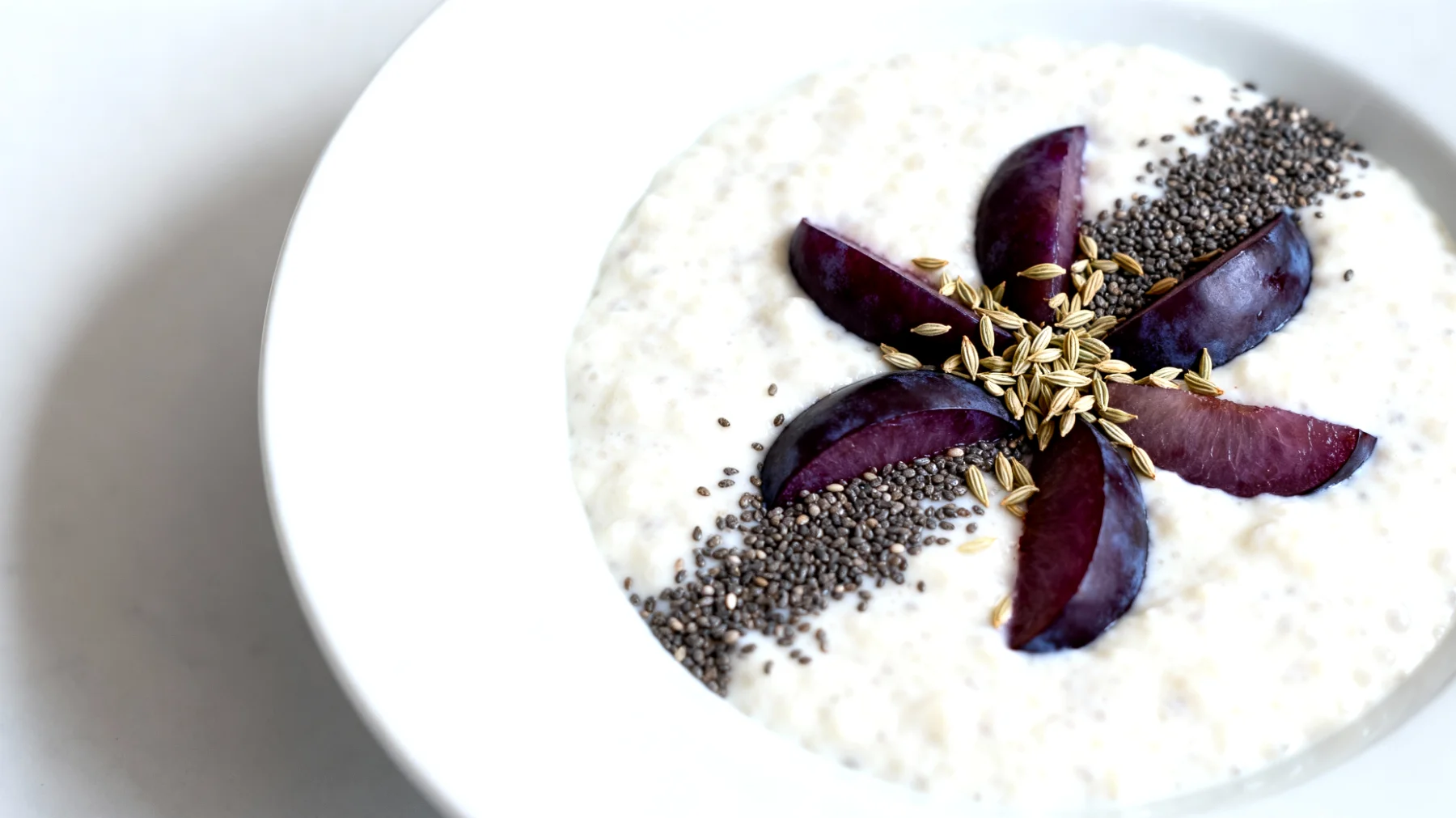 Leinsamen-Kefir-Pudding mit Pflaumen und Fenchelsamen"