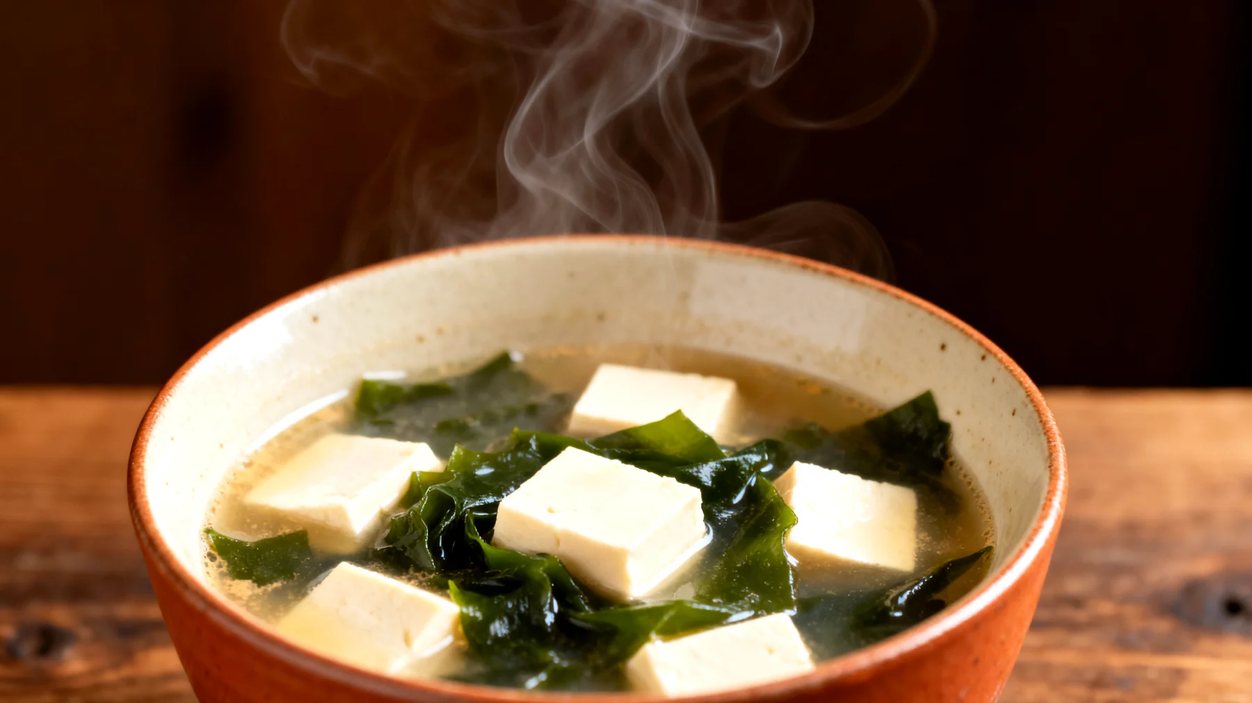 Miso-Suppe mit Wakame-Algen und Seidentofu"