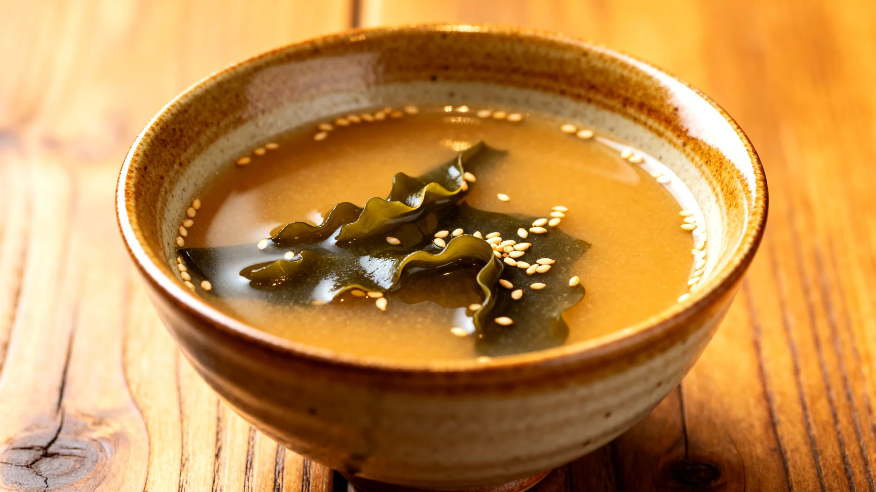 Miso-Suppe mit Wakame-Algen und Sesam"