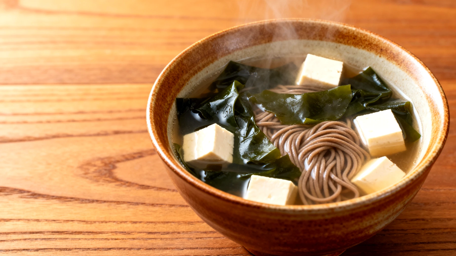 Miso-Suppe mit Wakame-Algen, Tofu und Buchweizen"