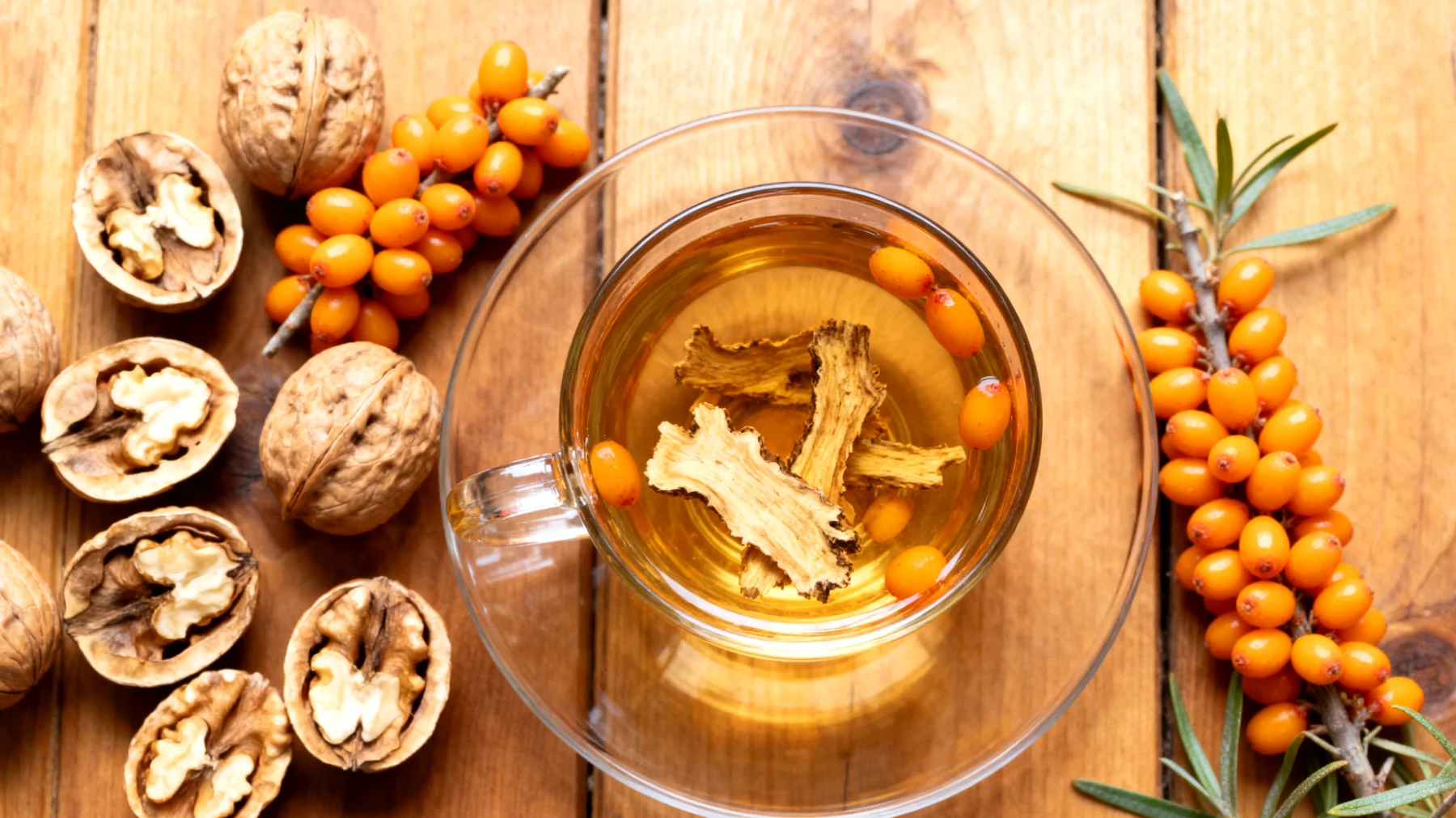 Rosenwurz-Tee mit Sanddornbeeren und Walnüssen"