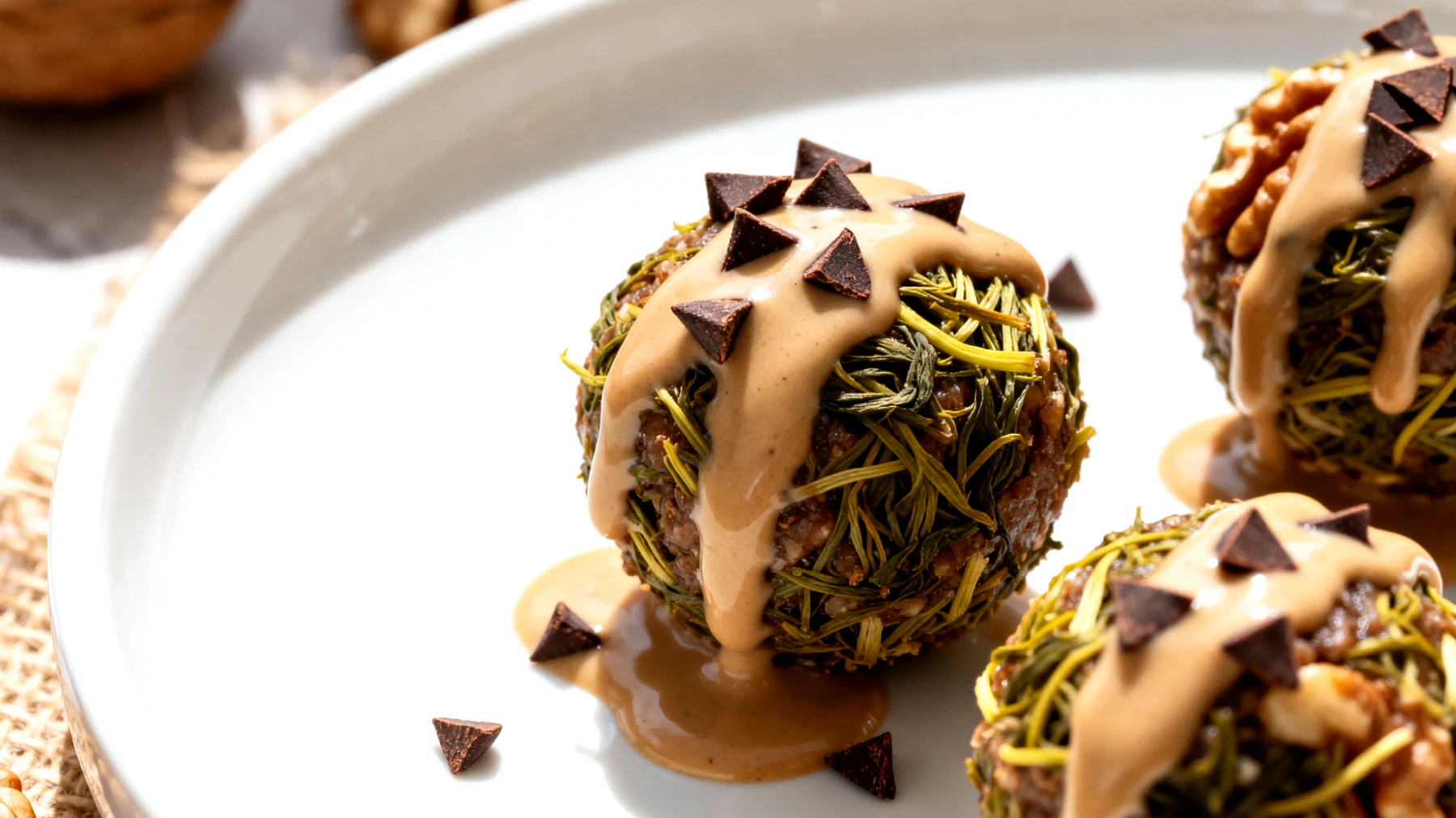 Walnuss-Löwenzahn-Bällchen mit Tahini und Kakao-Nibs"