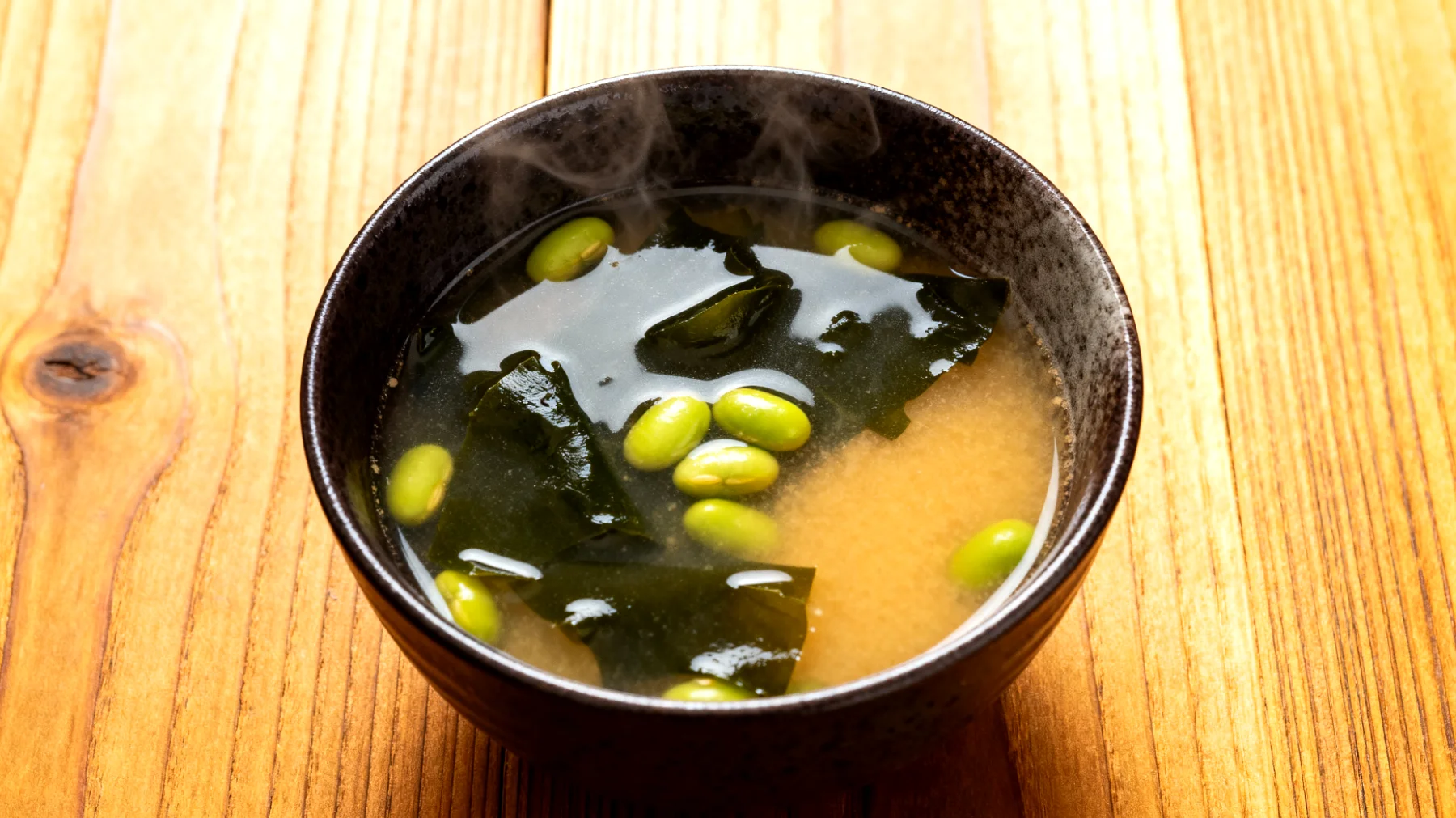 Miso-Suppe mit Wakame-Algen und Edamame"