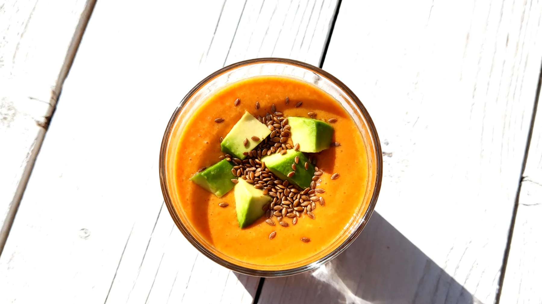 Sanddornbeeren-Smoothie mit Hanfsamen und Avocado"