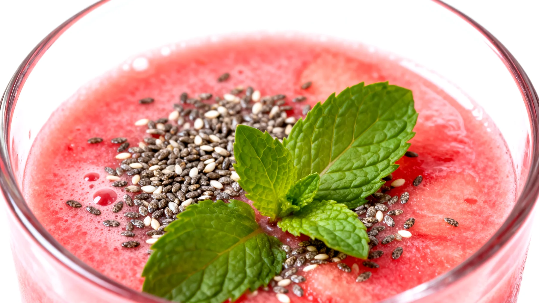 Wassermelonen-Minze-Smoothie mit Chiasamen und Kokoswasser"